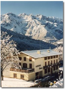 fotografia dell'albergo sotto la neve