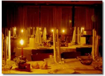 fotografia della sala da pranzo, illuminata dalle candele